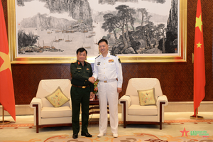 黄春战上将与广西军区党委副书记、少将司令员庄革。