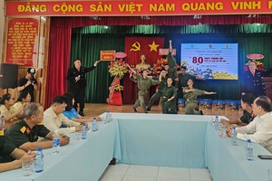 第五郡劳动联团女职工与郡军事指挥处干部交流。