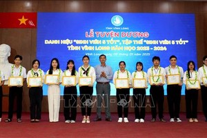 表彰荣获省级“五好大学生”称号的集体与个人。