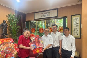 市民族处领导向越香集团董事长杭慰瑶拜年。