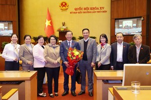 本市国会代表祝贺市人委会主席潘文迈。