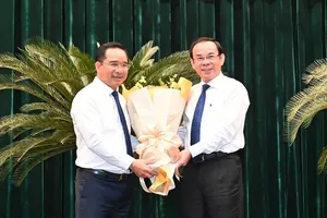 市委书记阮文年祝贺阮文得同志。