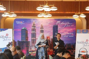 马来西亚旅游局驻越南办事处主任 Amirah Nadiah Mazlan（左） 在会议上发表。
