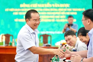 市人委会主席阮文得同与会代表交换意见。