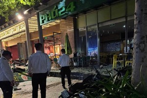 现场许多碎片四溅。（图源：明俊）