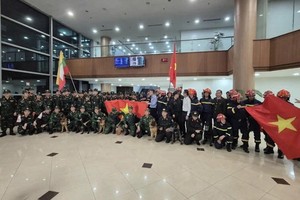 越南救援队携带国旗出征，彰显国际人道主义精神。图自越通社