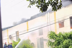 消防与救援力量在现场灭火。