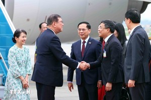 外交部长裴青山在机场迎接日本首相。