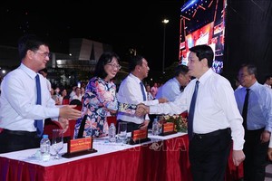 国家主席梁强出席胡志明市直播点。