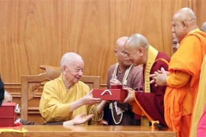 越南佛教教会法主释智广向各位国际佛教代表团团长赠送纪念品。图自越通社