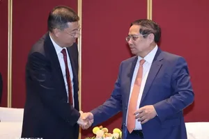 越南政府总理范明政与中国银行（BOC）董事长葛海蛟。图自越通社