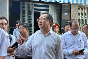 事故发生后，市人委会主席阮文得立即赶赴现场，直接指导救援、克服后果并向遇难者家属表示深切哀悼。（图：CTV）