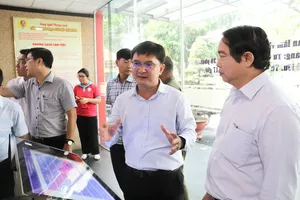 市委宣教与民运处主任阮孟强（右二）亲往视察旧邑坊公共行政服务中心的运作情况。