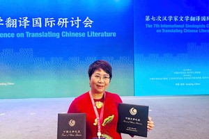 阮丽芝获颁发“中国文学之友”称号。