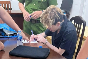 黎青军整容换脸以逃避通缉，但最终仍未能逃过侦查员。