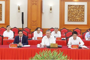 苏林总书记在会上发表讲话。