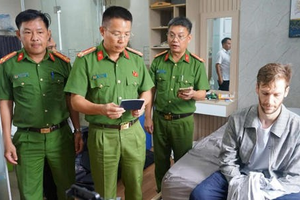 公安力量宣读拘捕令。