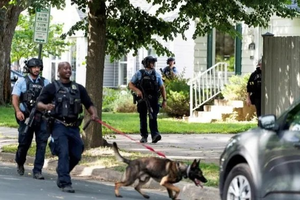 警方在案发现场进行调查。