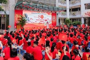 成功B小学举行庆祝国庆80周年的活动。图自越通社