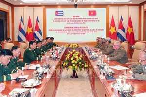 党中央政治局委员、中央军委副书记、国防部长潘文江大将与古巴革命武装力量部部长阿尔瓦罗·洛佩斯举行会谈。