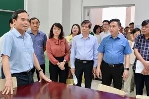 胡志明市市委书记陈留光视察大会筹备工作。