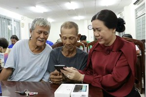 宁桥坊越南祖国阵线委员会领导和各单位向贫户赠送智能手机。