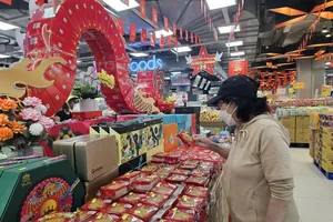 在超市购买月饼。