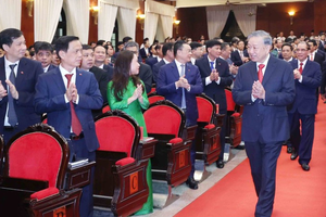 党中央总书记苏林出席大会。