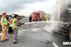 警察正在积极灭火。