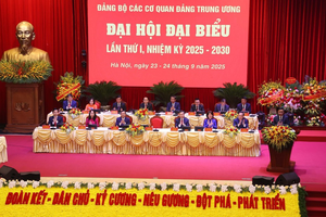 主席团主持大会。