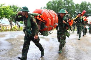 军队力量参与防御台风。图自越通社 