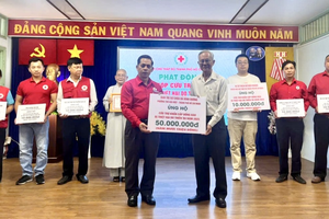 土龙木天后宫关爱灾民与贫困儿童