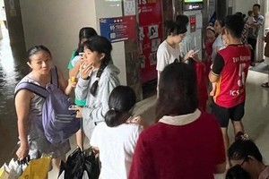 胡志明市一栋公寓15楼在下雨时发生火警