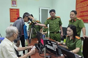 市民在公安机关办理身份证。