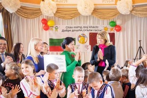 苏林总书记夫人吴芳璃造访保加利亚第二幼儿园“兹万切”。