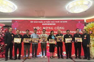 义安会馆向诸位圣灯灯主赠送谢礼。