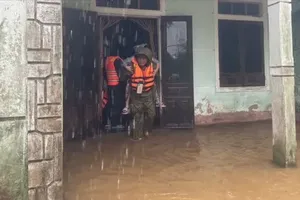 顺化暴雨超过800毫米 启动天灾警报喇叭系统 