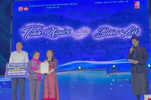 红河初中-高中学校董事会在音乐晚会上捐赠1亿元。