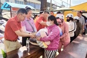 热心人士向灾民赠送慰问礼物。