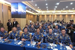 参加在印度尼西亚举行的东盟-美国海上联合演练的越南代表团。