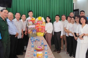 鸣凤坊领导探访华人基督教仁惠堂欢庆圣诞节。