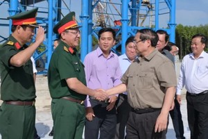 范明政总理检查岬角乡战略基础设施项目施工进度。