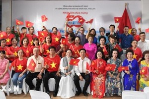 旅居泰国东北地区越南侨胞参加国家统一50周年纪念活动。（资料图）