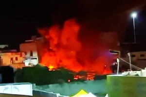 这张视频截图显示，12月30日，在也门哈德拉毛省穆卡拉港，空袭引起大火。