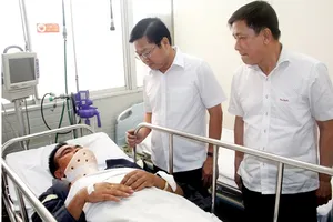 Lãnh đạo UBND quận Bình Tân thăm hỏi Hạ sĩ Phan Tấn Quốc bị thương, đang điều trị tại Bệnh viện Chợ Rẫy