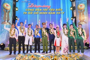 10 công dân trẻ tiêu biểu TPHCM năm 2017 được tuyên dương sáng 1-1. Ảnh: VIỆT DŨNG