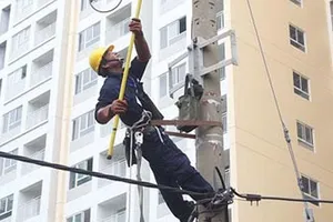 Công nhân ngành điện TPHCM thi tài an toàn lao động