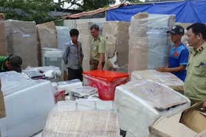 Lực lượng chức năng đang kiểm tra lô hàng không rõ nguồn gốc, xuất xứ