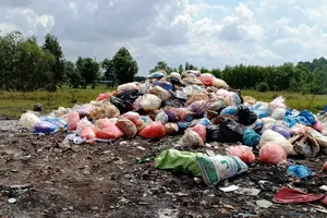 Lấy mẫu kiểm tra chất thải nguy hại do xe tải đổ lén ở Bình Chánh