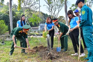 Cục Chính trị Quân khu 9 trao nhà “Mái ấm biên cương”, tặng quà tại Hòn Đất (Kiên Giang)